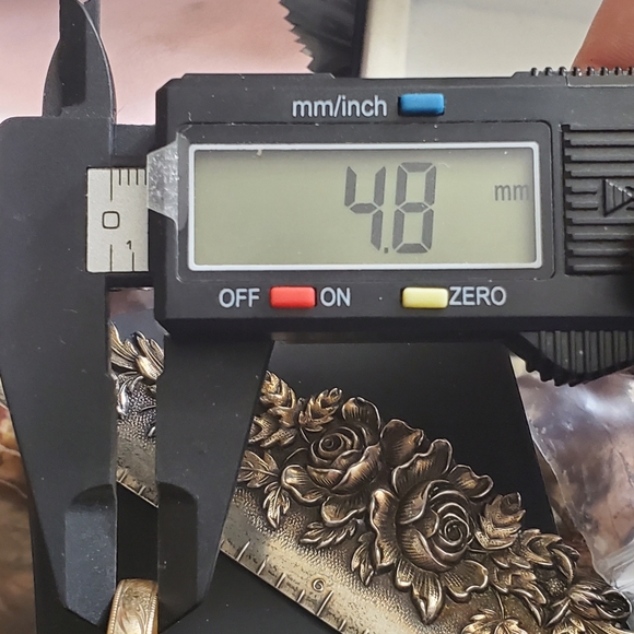 10k textured band ring size 8. NOT resizable as the design goes all the way arou - Picture 6 of 7